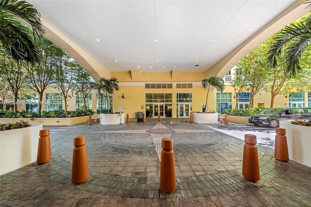 Active With Contract: $2,250 (1 beds, 1 baths, 759 Square Feet)