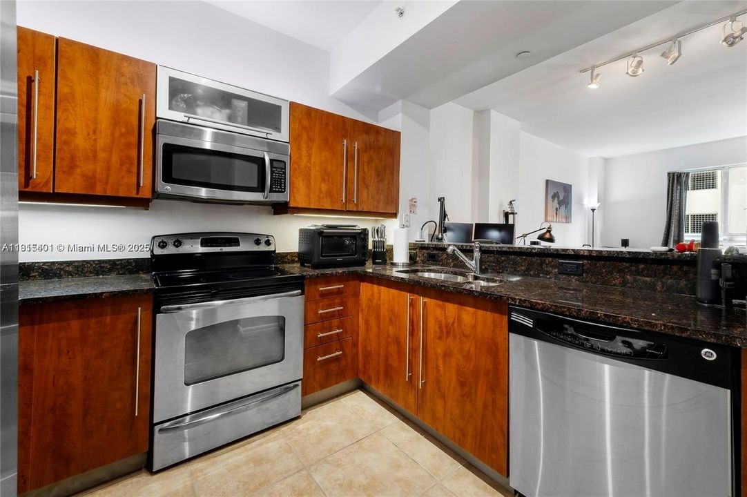 Active With Contract: $2,250 (1 beds, 1 baths, 759 Square Feet)