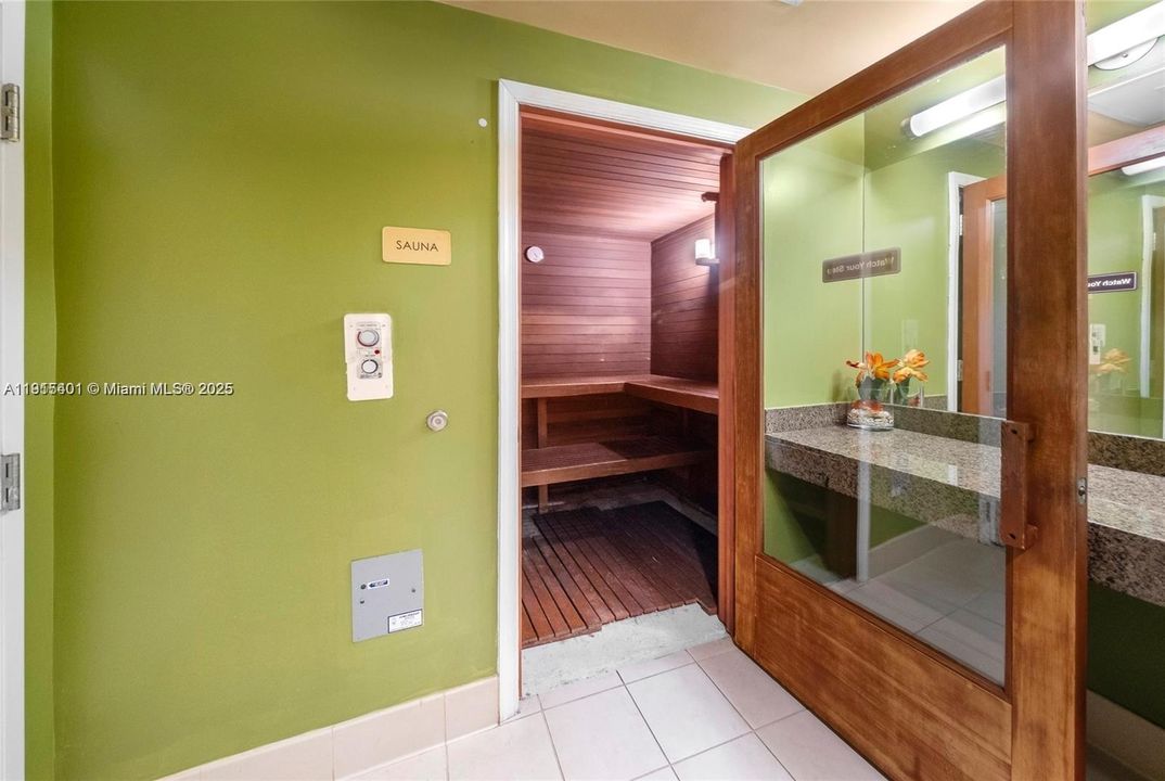 Active With Contract: $2,250 (1 beds, 1 baths, 759 Square Feet)