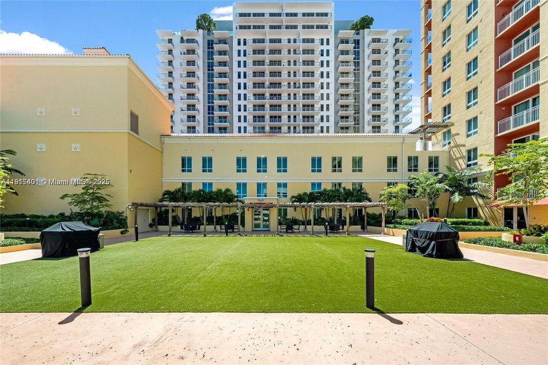 Active With Contract: $2,250 (1 beds, 1 baths, 759 Square Feet)