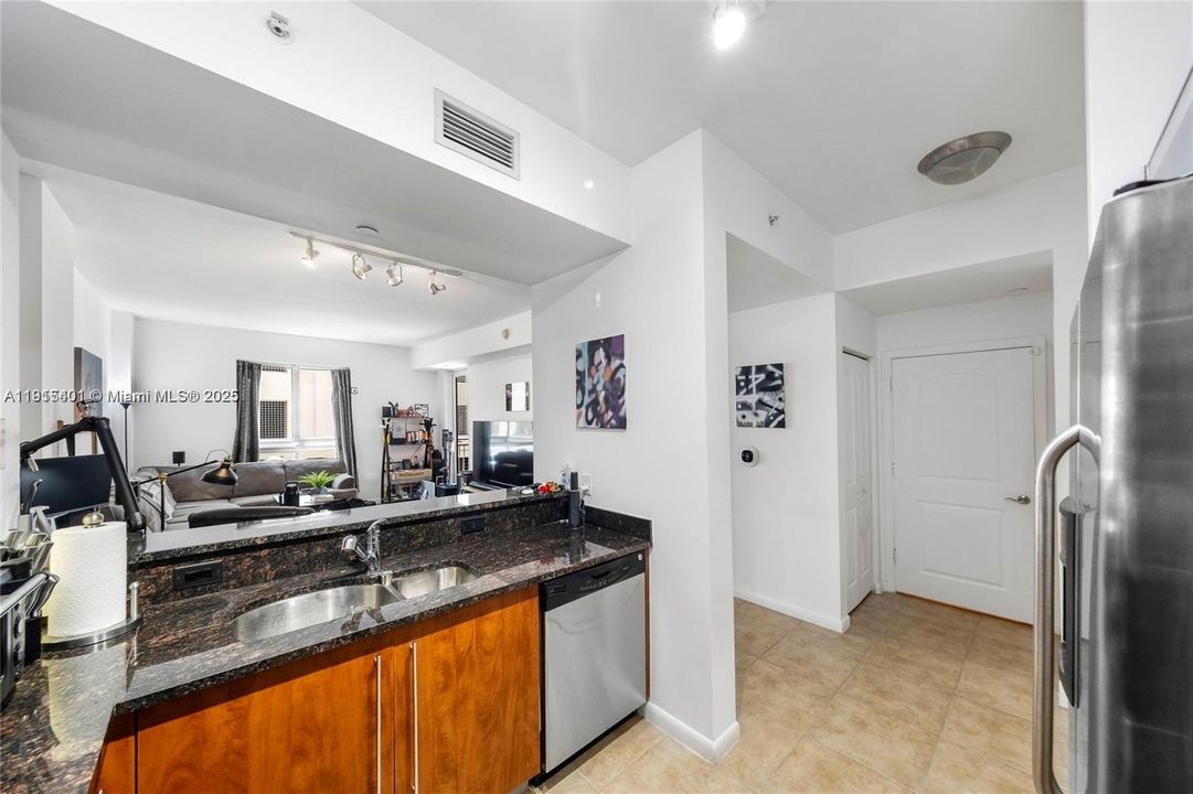 Active With Contract: $2,250 (1 beds, 1 baths, 759 Square Feet)