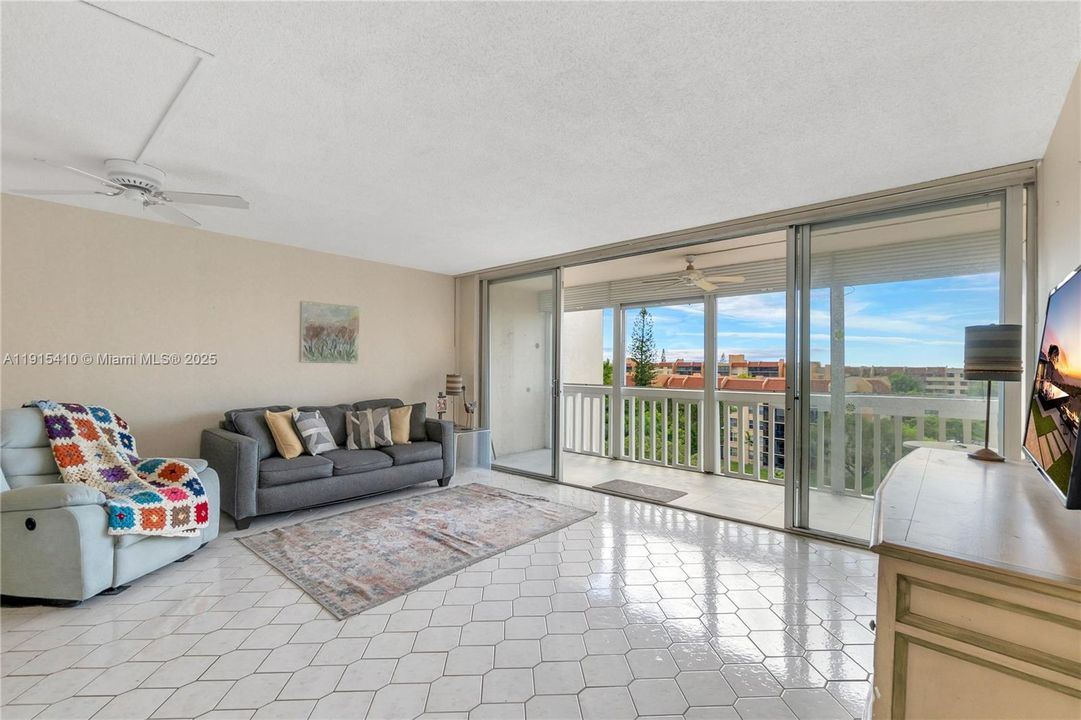 Active With Contract: $104,000 (2 beds, 2 baths, 1148 Square Feet)