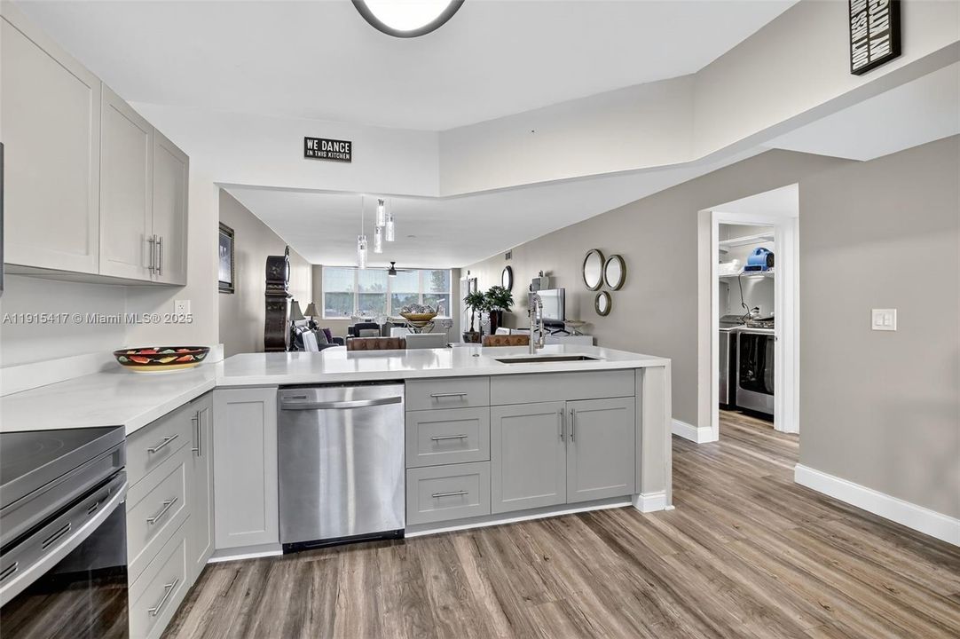 待售: $289,900 (2 贝兹, 2 浴室, 1470 平方英尺)