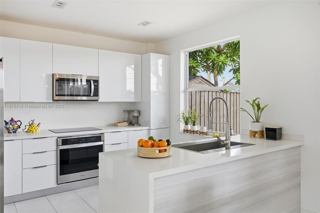 For Rent: $3,350 (3 beds, 3 baths, 1230 Square Feet)