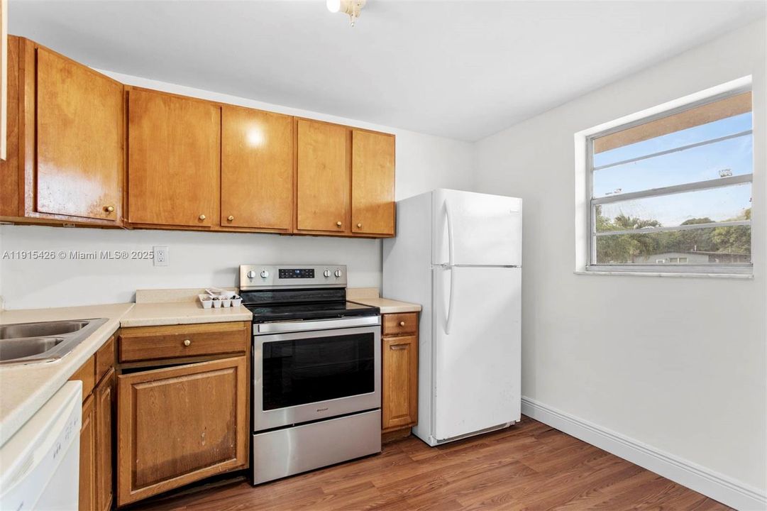 Active With Contract: $1,650 (1 beds, 1 baths, 850 Square Feet)