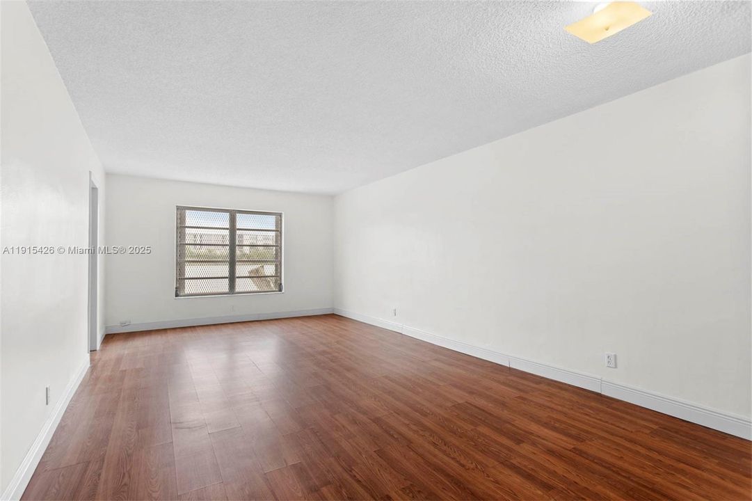 Active With Contract: $1,650 (1 beds, 1 baths, 850 Square Feet)