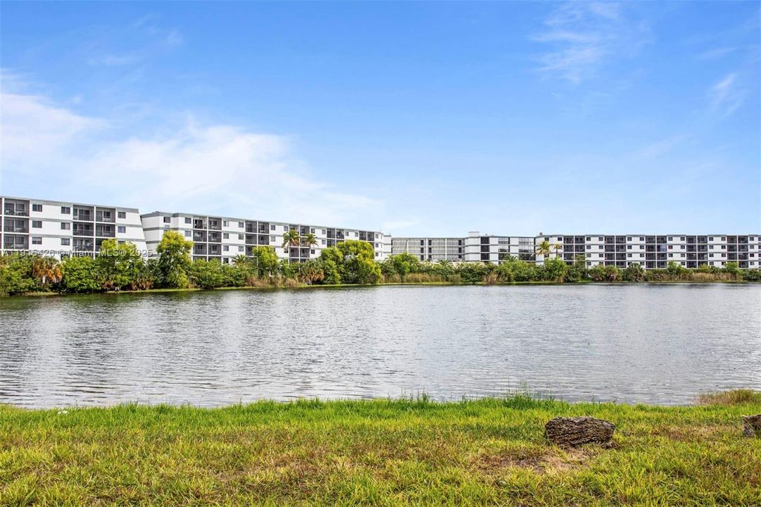 Active With Contract: $1,650 (1 beds, 1 baths, 850 Square Feet)
