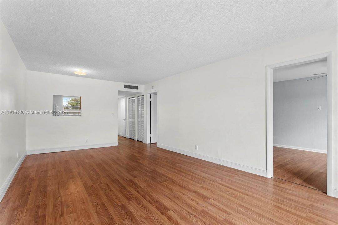 Active With Contract: $1,650 (1 beds, 1 baths, 850 Square Feet)