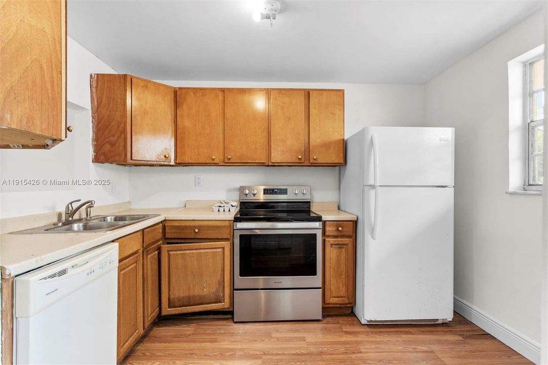 Active With Contract: $1,650 (1 beds, 1 baths, 850 Square Feet)