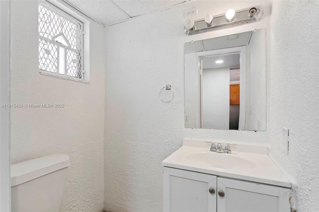 Active With Contract: $1,650 (1 beds, 1 baths, 850 Square Feet)