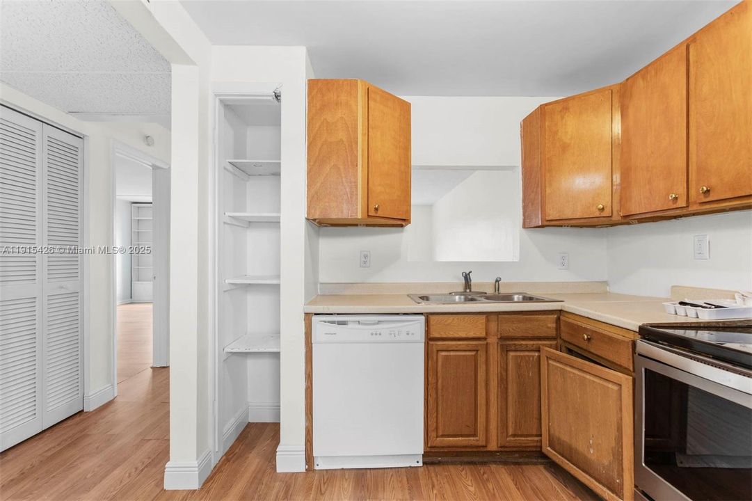 Active With Contract: $1,650 (1 beds, 1 baths, 850 Square Feet)