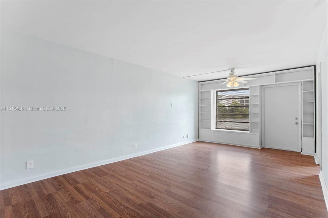 Active With Contract: $1,650 (1 beds, 1 baths, 850 Square Feet)