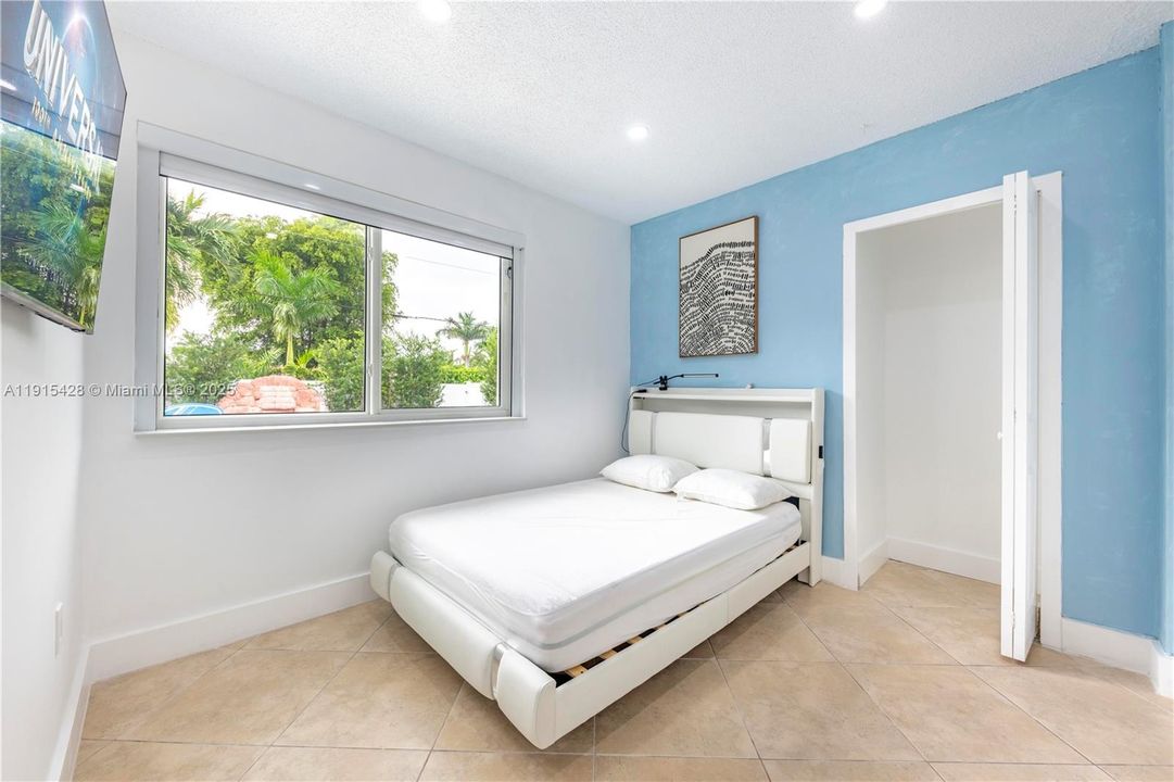 На продажу: $650,000 (5 спален, 3 ванн, 1326 Квадратных фут)