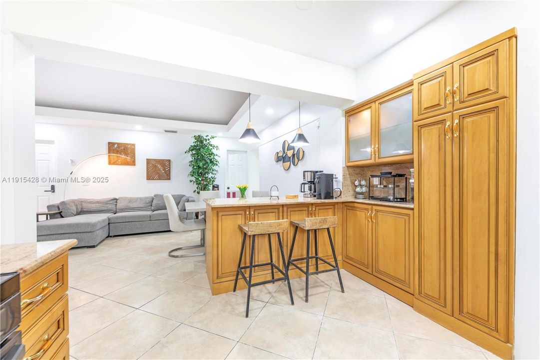 На продажу: $650,000 (5 спален, 3 ванн, 1326 Квадратных фут)