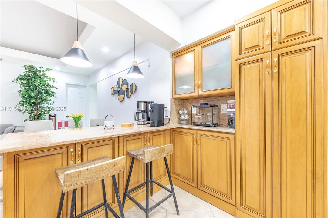 На продажу: $650,000 (5 спален, 3 ванн, 1326 Квадратных фут)