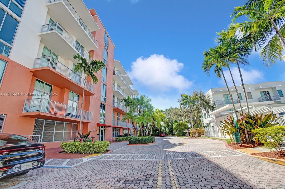 Под контрактом: $1,900 (1 спален, 1 ванн, 738 Квадратных фут)