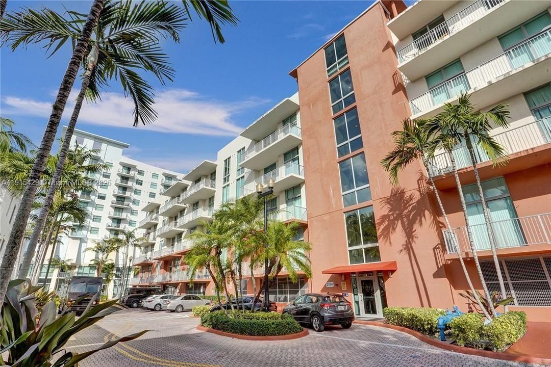 Под контрактом: $1,900 (1 спален, 1 ванн, 738 Квадратных фут)