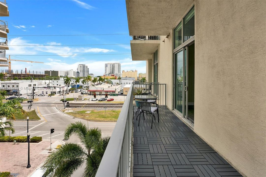 Под контрактом: $1,900 (1 спален, 1 ванн, 738 Квадратных фут)