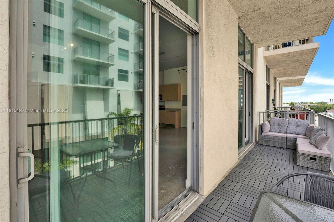 Под контрактом: $1,900 (1 спален, 1 ванн, 738 Квадратных фут)