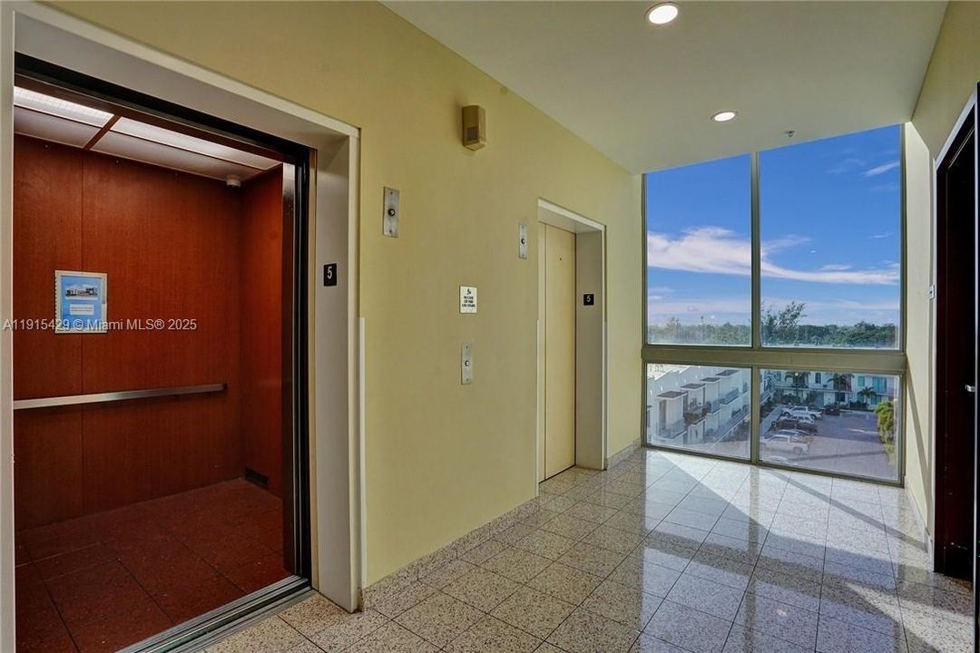 Под контрактом: $1,900 (1 спален, 1 ванн, 738 Квадратных фут)