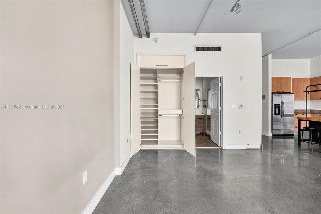 Под контрактом: $1,900 (1 спален, 1 ванн, 738 Квадратных фут)