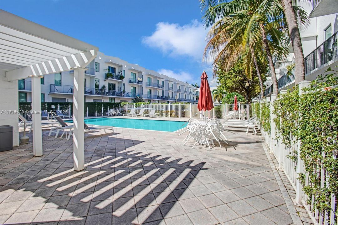 Под контрактом: $1,900 (1 спален, 1 ванн, 738 Квадратных фут)