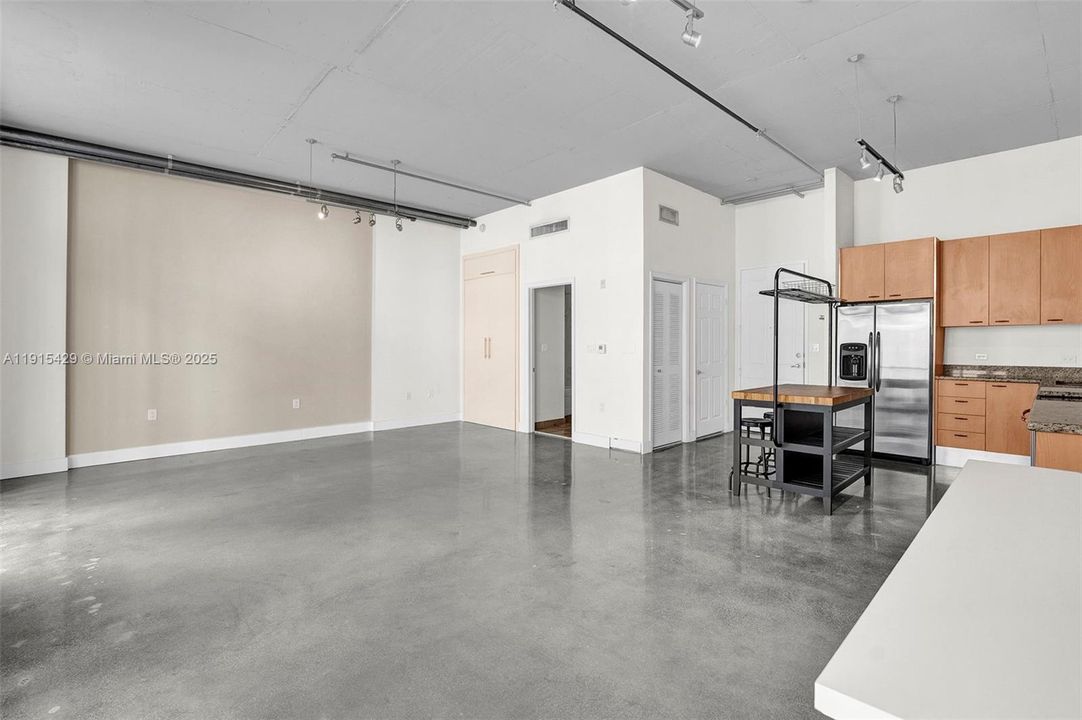 Под контрактом: $1,900 (1 спален, 1 ванн, 738 Квадратных фут)