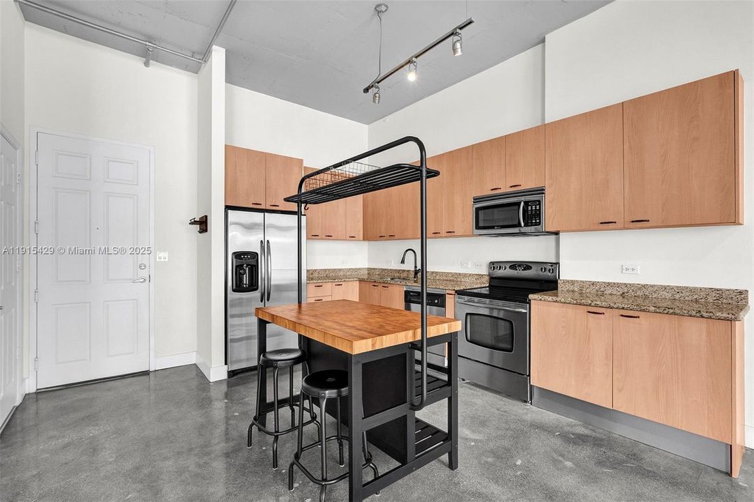 Под контрактом: $1,900 (1 спален, 1 ванн, 738 Квадратных фут)