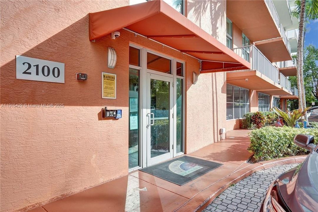 Под контрактом: $1,900 (1 спален, 1 ванн, 738 Квадратных фут)