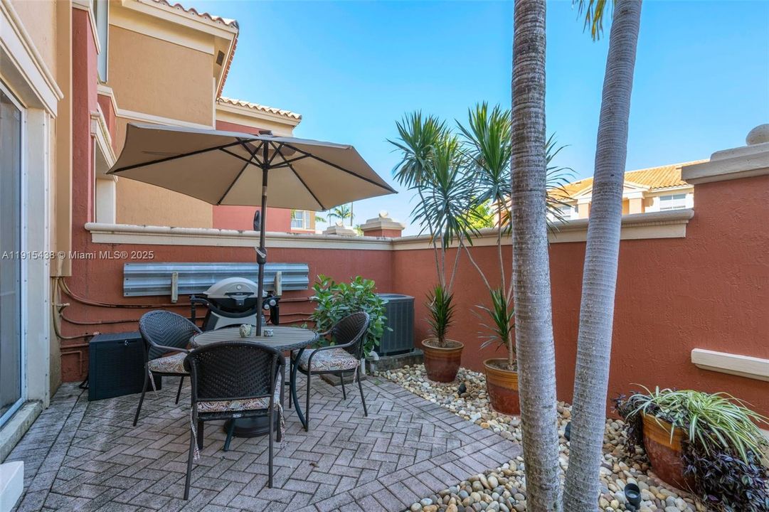 待售: $420,000 (2 贝兹, 2 浴室, 980 平方英尺)