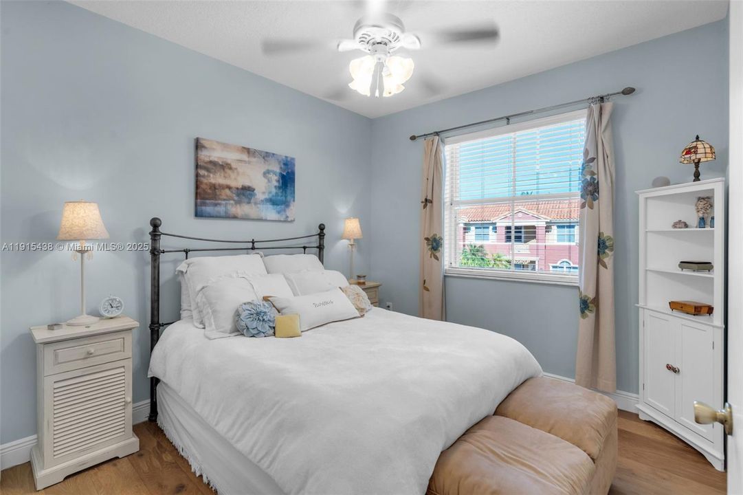 待售: $420,000 (2 贝兹, 2 浴室, 980 平方英尺)