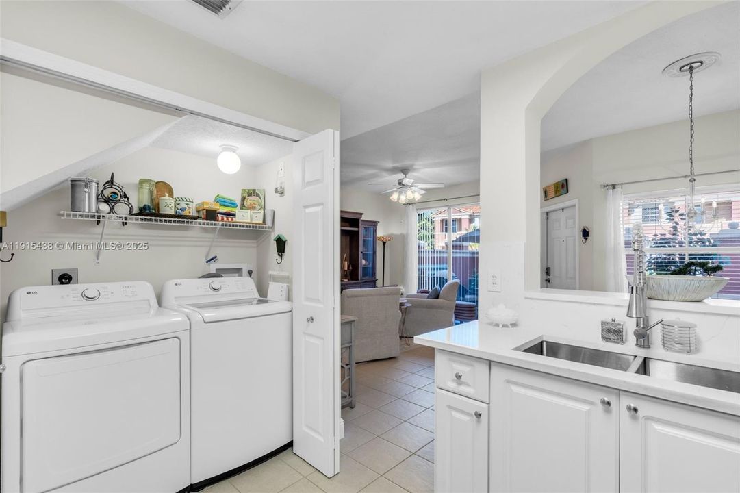 待售: $420,000 (2 贝兹, 2 浴室, 980 平方英尺)