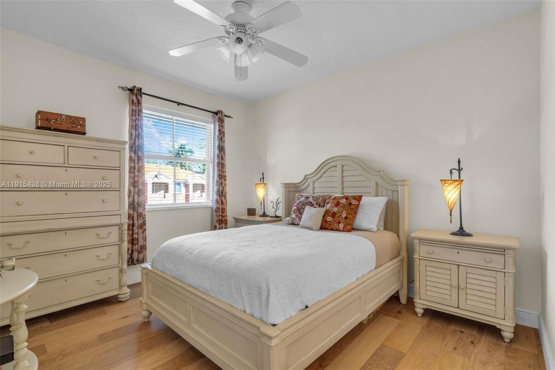 待售: $420,000 (2 贝兹, 2 浴室, 980 平方英尺)