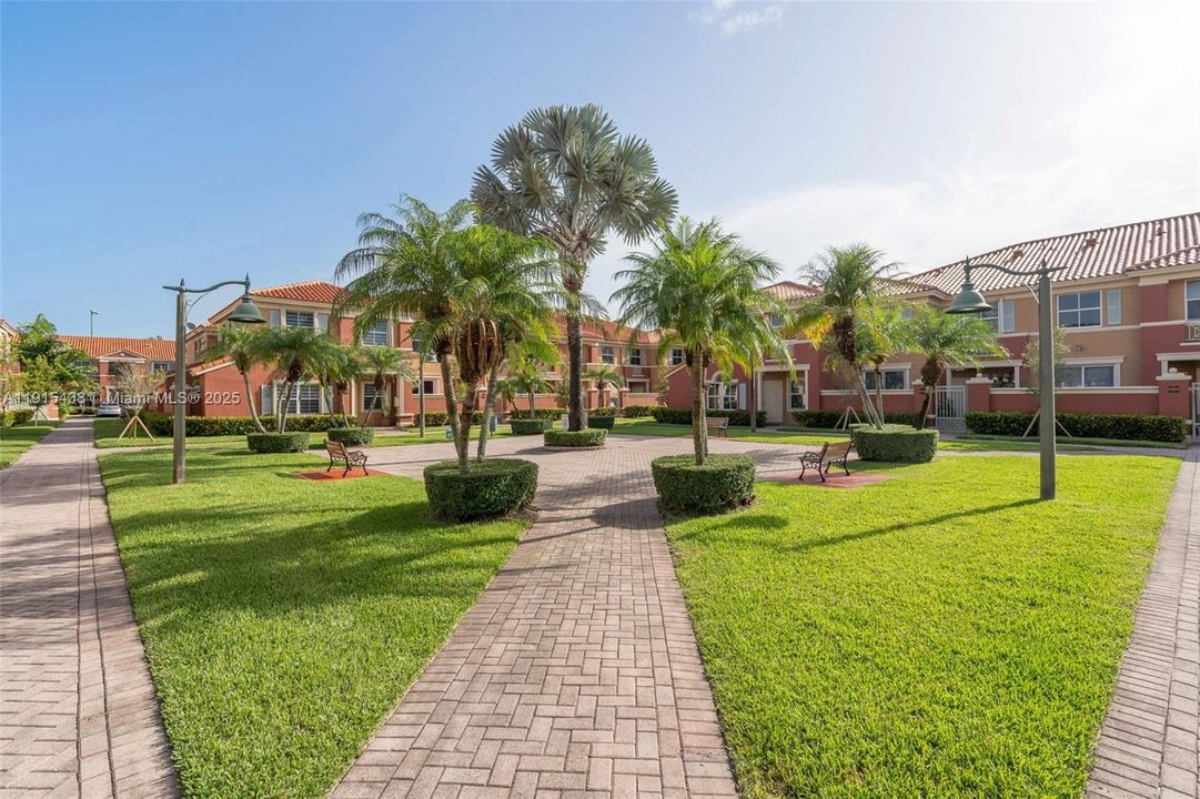 待售: $420,000 (2 贝兹, 2 浴室, 980 平方英尺)