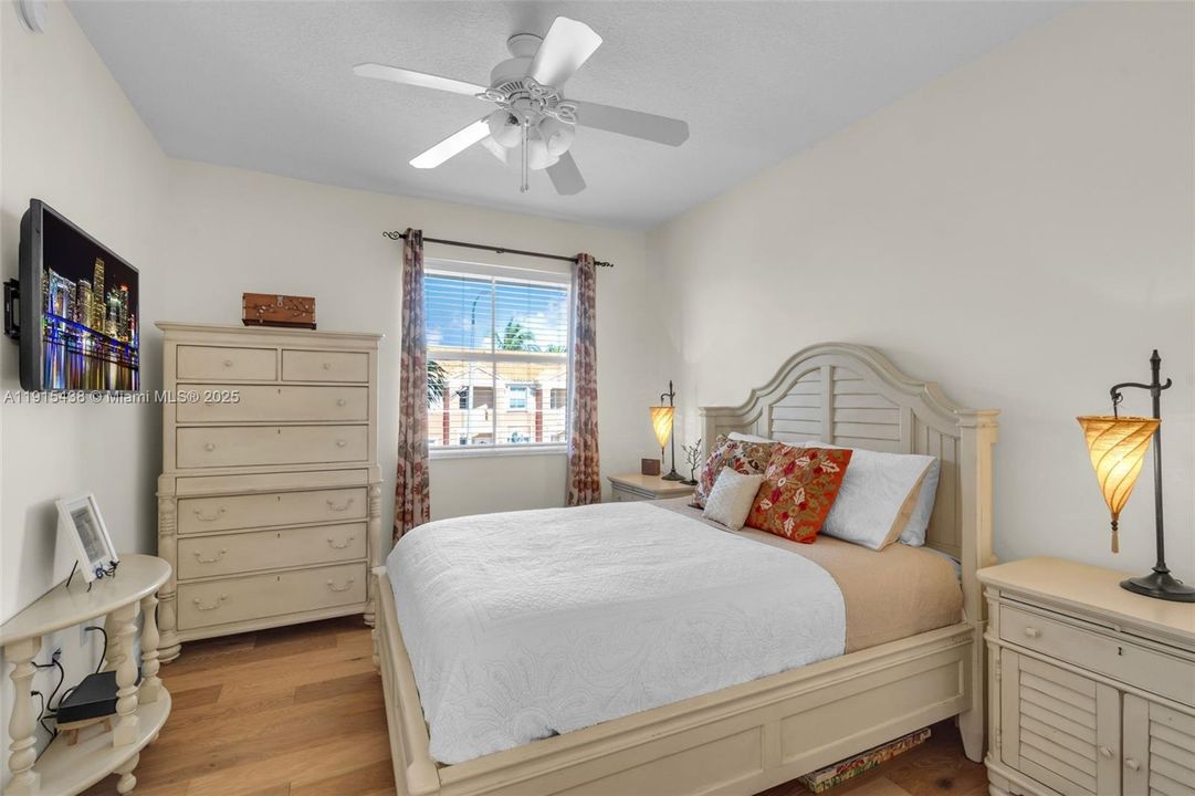 待售: $420,000 (2 贝兹, 2 浴室, 980 平方英尺)