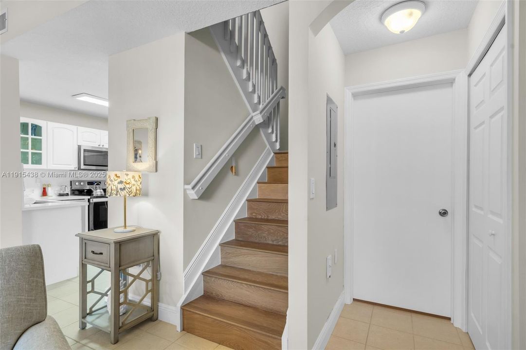 待售: $420,000 (2 贝兹, 2 浴室, 980 平方英尺)