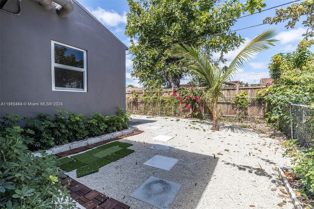 For Sale: $1,299,999 (5 beds, 3 baths, 2150 Square Feet)