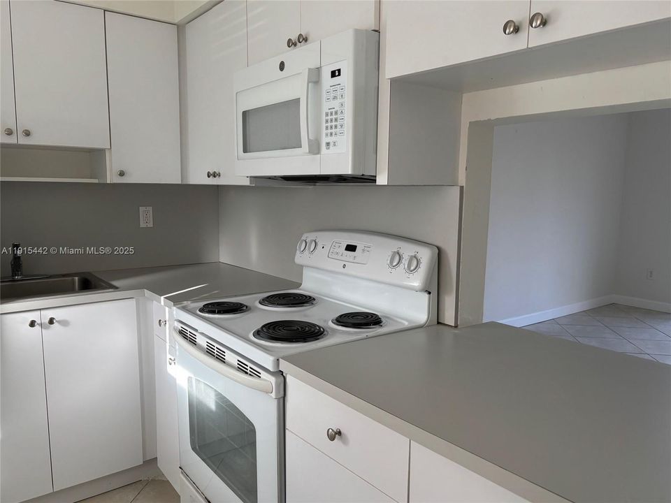 For Rent: $1,700 (1 beds, 1 baths, 850 Square Feet)