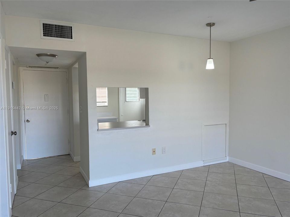 For Rent: $1,700 (1 beds, 1 baths, 850 Square Feet)
