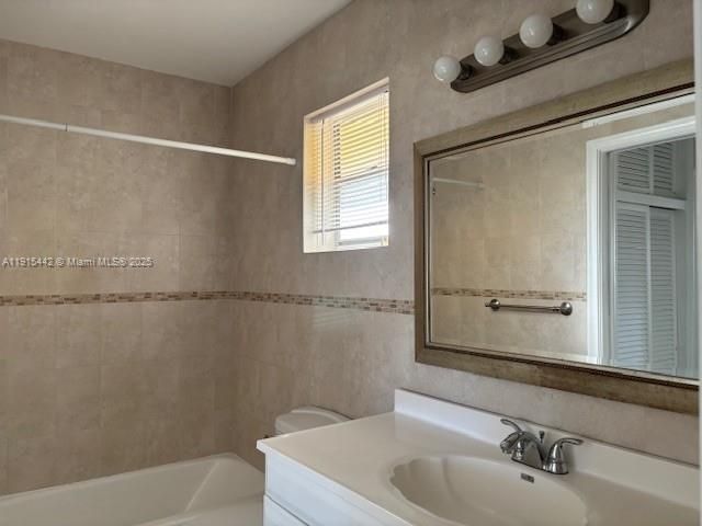 For Rent: $1,700 (1 beds, 1 baths, 850 Square Feet)