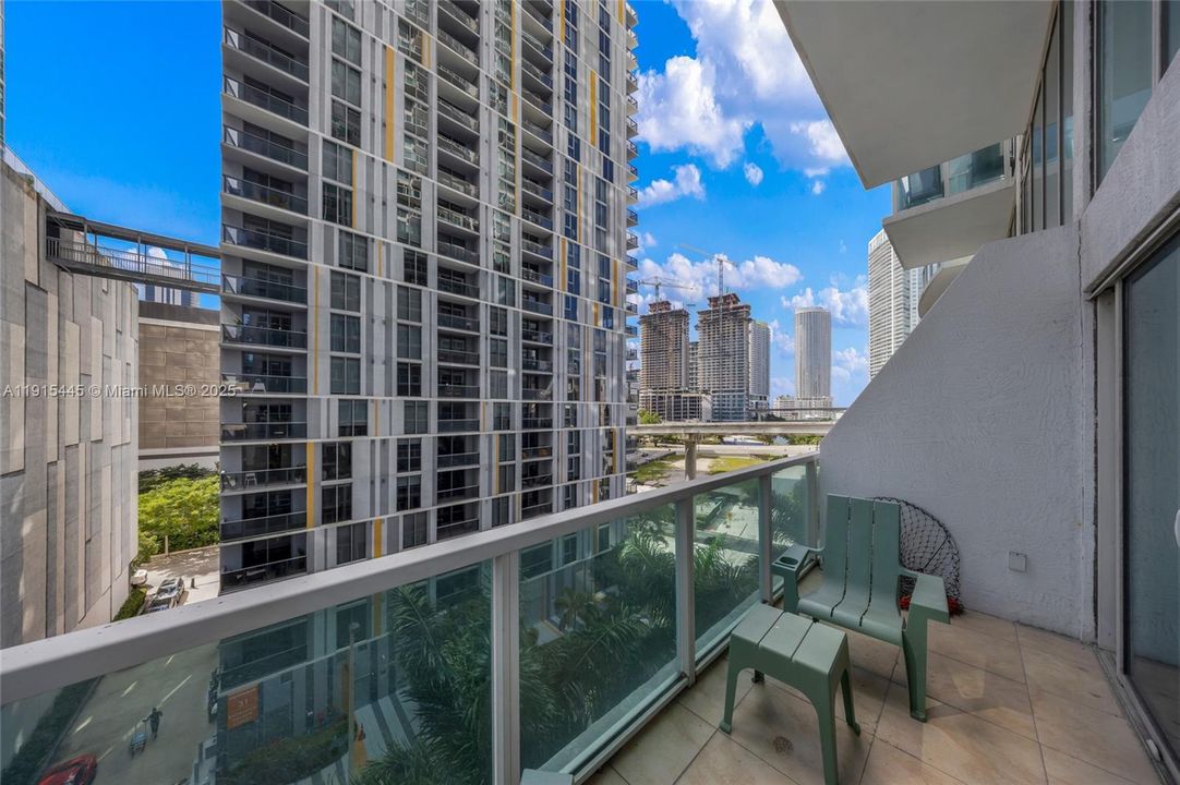 待售: $650,000 (2 贝兹, 2 浴室, 1289 平方英尺)