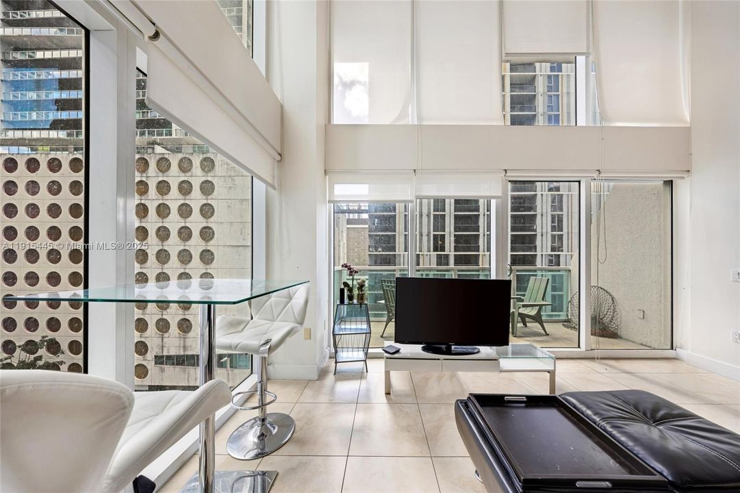 待售: $650,000 (2 贝兹, 2 浴室, 1289 平方英尺)