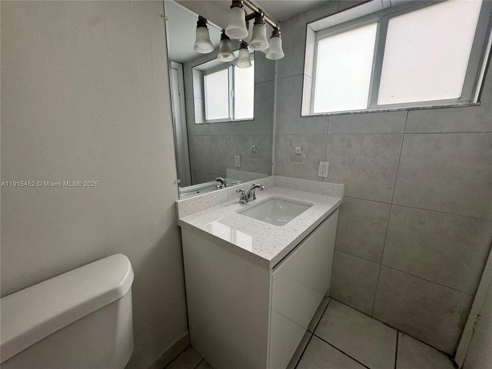 Active With Contract: $1,900 (3 beds, 2 baths, 1040 Square Feet)