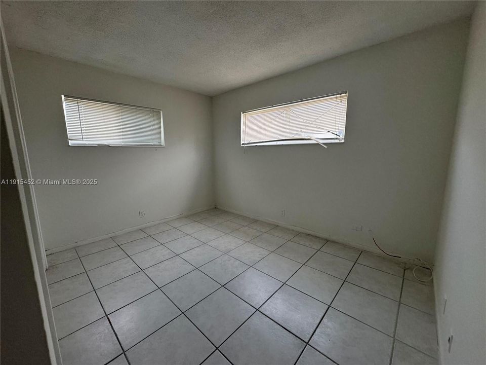 Active With Contract: $1,900 (3 beds, 2 baths, 1040 Square Feet)