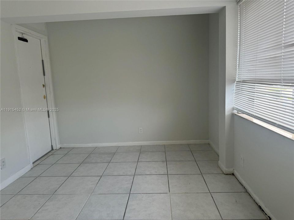 Active With Contract: $1,900 (3 beds, 2 baths, 1040 Square Feet)