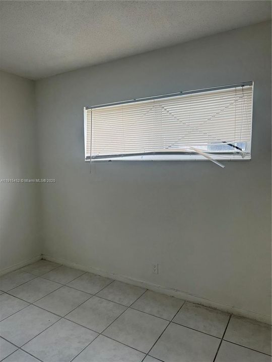 Active With Contract: $1,900 (3 beds, 2 baths, 1040 Square Feet)