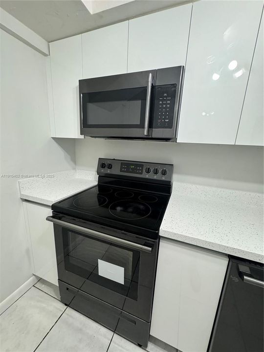 Active With Contract: $1,900 (3 beds, 2 baths, 1040 Square Feet)