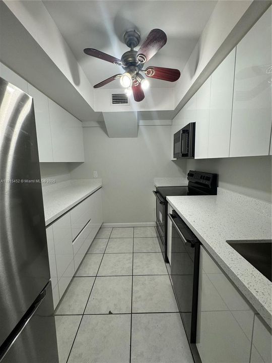 Active With Contract: $1,900 (3 beds, 2 baths, 1040 Square Feet)