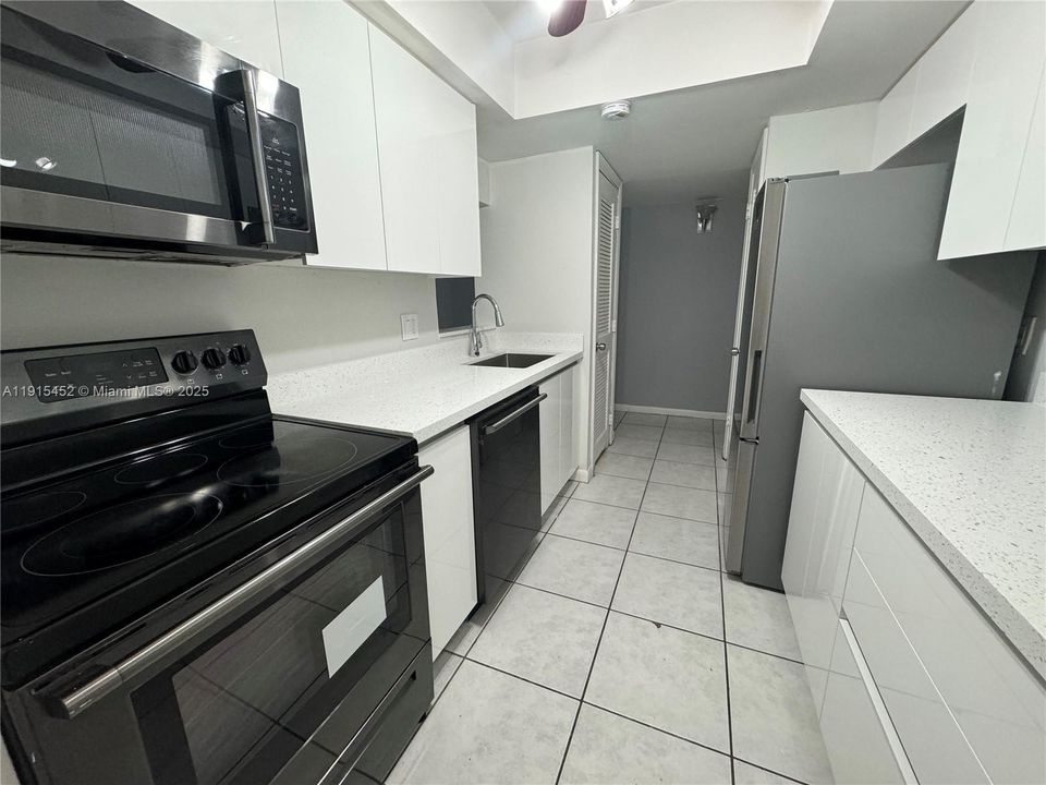 Active With Contract: $1,900 (3 beds, 2 baths, 1040 Square Feet)