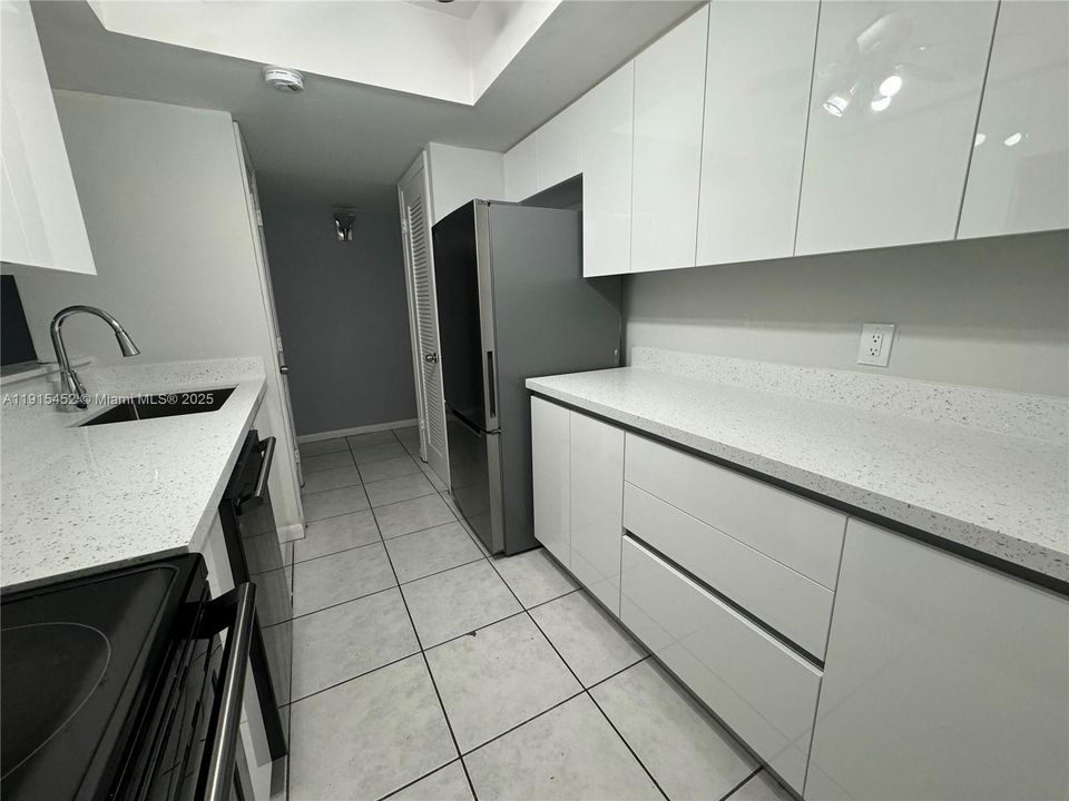 Active With Contract: $1,900 (3 beds, 2 baths, 1040 Square Feet)